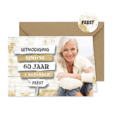 Uitnodiging wegwijzer strandstijl oker met foto